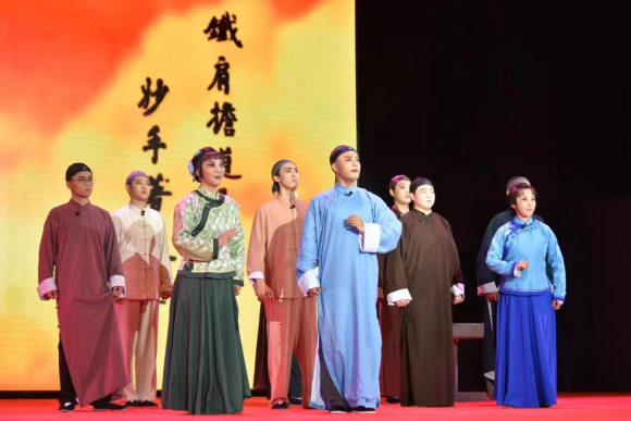 唐山师范学院美育成果——原创评剧《铁肩少年》隆重上演